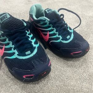 Womens 7 1/2 navy blue Nike Torch 4